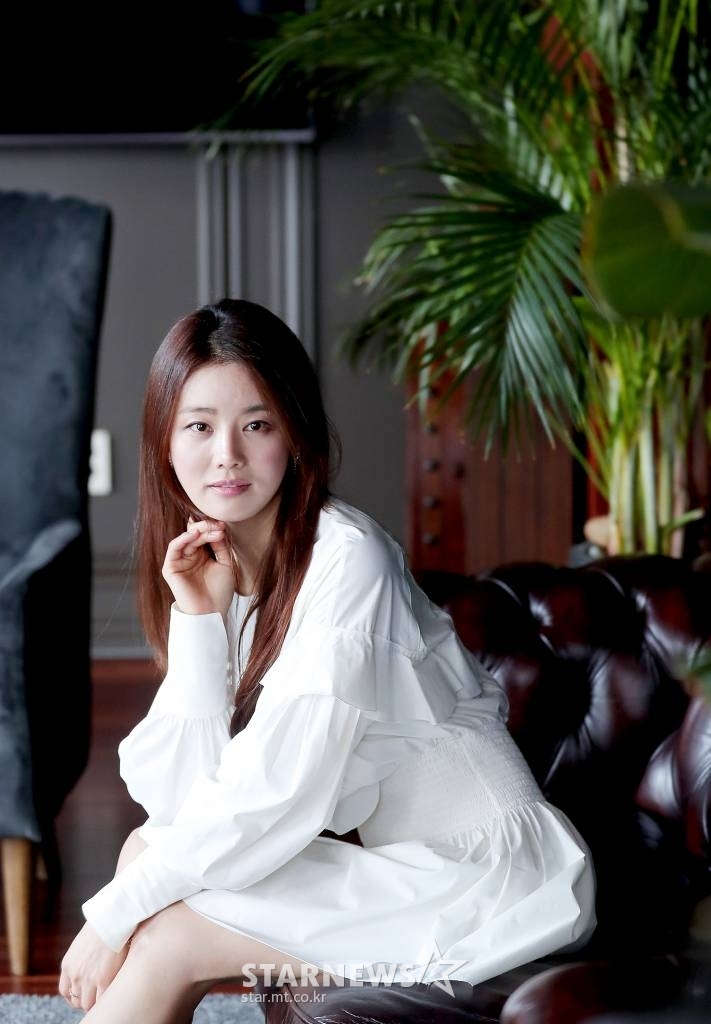 배우 이가령이 17일 오후 서울 강남구 청담동의 한 카페에서 진행된 TV조선 토일드라마 '결혼작사 이혼작곡' 종영 인터뷰에 앞서 포즈를 취하고 있다. 이가령은 극 중 아름답고 똑 부러진 성격의 아나운서 출신의 라디오 DJ이자 판사현(성훈 분)의 아내로 남편 사현과 2세 계획 없이 '워라벨 라이프'를 즐기는 부혜령 역을 맡아 시청자들의 사랑을 받았다. /사진=김창현 기자 chmt@