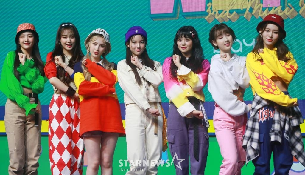 걸그룹 위클리(Weeekly)가 17일 오후 서울 마포구 메세나폴리스 신한카드 판스퀘어에서 진행된 미니 3집 'We Play' 발매 쇼케이스에서 포즈를 취하고 있다. /2021.03.17 /사진=이동훈 기자 photoguy@