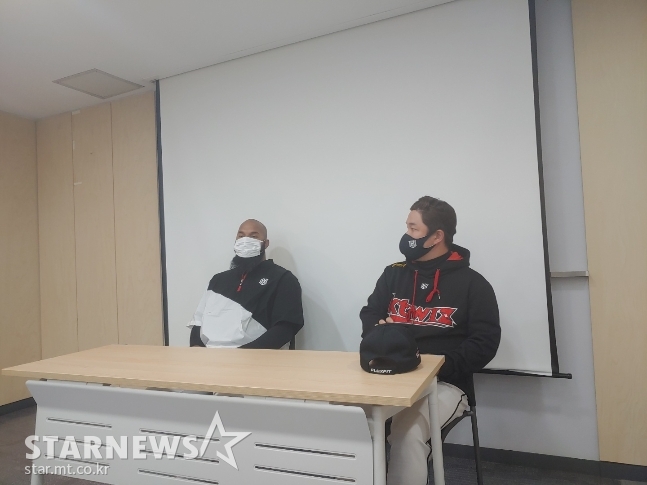 알몬테(왼쪽)가 18일 수원 KIA전 승리 후 통역과 함께 인터뷰에 임하는 모습이다. /사진=한동훈 기자