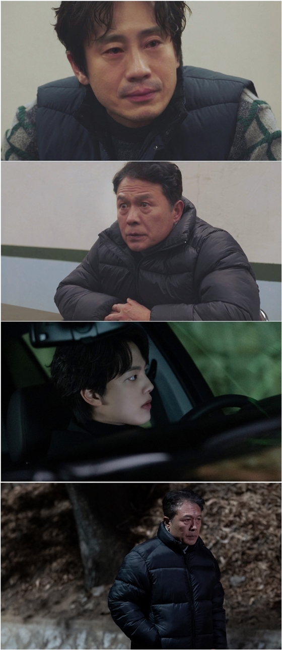 JTBC 금토드라마 '괴물'에서 신하균, 여진구가 천호진을 겨눈다./사진제공=셀트리온엔터테인먼트·JTBC스튜디오