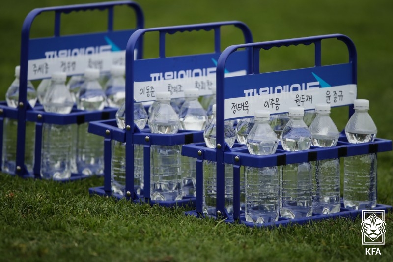 지난해 11월 오스트리아 원정 평가전 당시 선수단에 지급된 개인 물병. /사진=대한축구협회