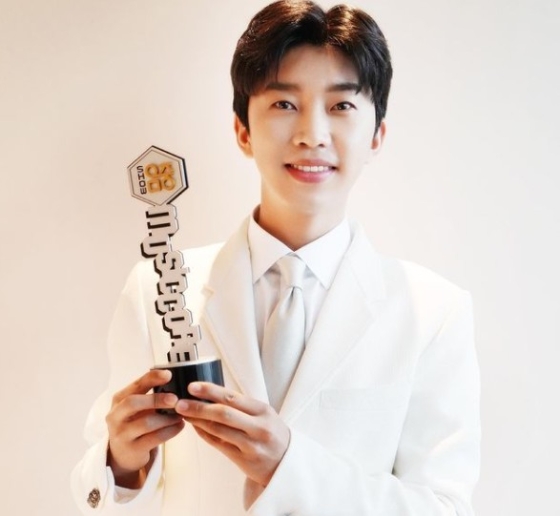 임영웅이 MBC '쇼! 음악중심' 트로피를 들고 밝게 웃고 있다. /사진=임영웅X물고기뮤직 공식 인스타그램