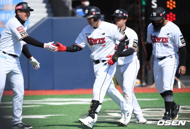 이홍구(왼쪽에서 두 번째)가 만루홈런을 친 뒤 동료들로부터 축하 인사를 받고 있다.