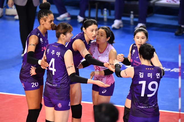흥국생명 김연경이 동료들을 다독이고 있다. /사진=KOVO