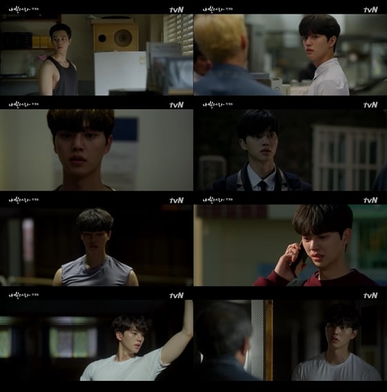 tvN 월화드라마 '나빌레라' 첫 방송에서 송강이 발레리노로 등장 시청자들의 이목을 사로잡았다./사진=tvN '나빌레라' 방송 화면 캡처