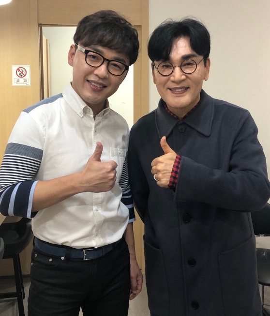가수 이성국(왼쪽)과 조항조 /사진제공=톱스타 엔터테인먼트