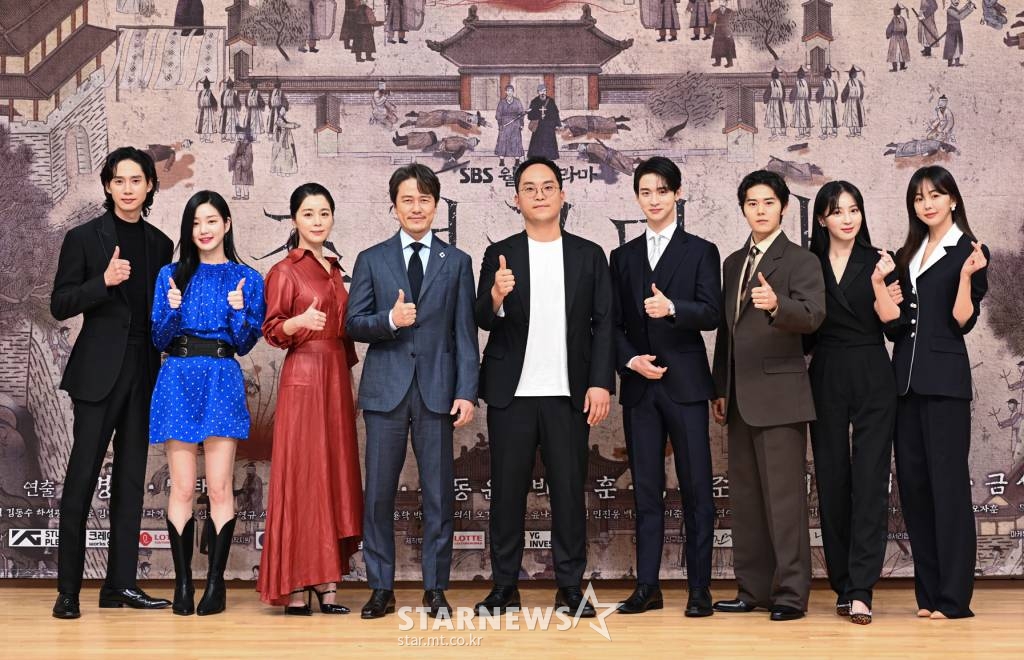 배우 이유비, 박성훈, 서영희, 감우성, 신경수 PD, 배우 장동윤, 김동준, 정혜성, 금새록이 7일 오후 온라인 생중계로 진행된 SBS 월화드라마 '조선구마사' 제작발표회에 참석해 포즈를 취하고 있다. /사진제공=SBS 2021.03.17 /사진=이동훈 기자 photoguy@