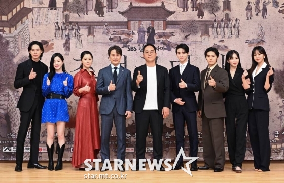 배우 이유비, 박성훈, 서영희, 감우성, 신경수 PD, 배우 장동윤, 김동준, 정혜성, 금새록이 7일 오후 온라인 생중계로 진행된 SBS 월화드라마 '조선구마사' 제작발표회에 참석해 포즈를 취하고 있다. /사진제공=SBS /사진=이동훈 기자 photoguy@