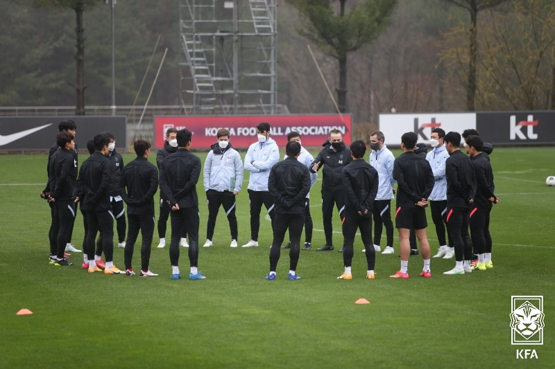 한일전 후 1주 간 코호트 격리된 한국 축구 대표팀이 28일 경기도 파주 국가대표트레이닝센터(NFC)에서 훈련에 임하고 있다. /사진=대한축구협회 제공