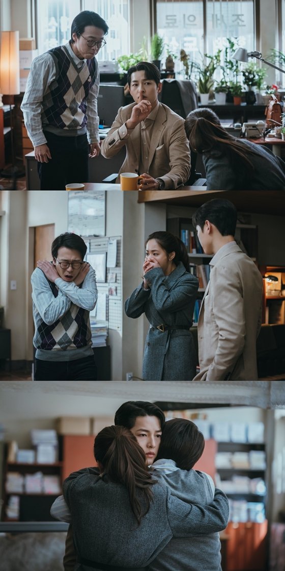 tvN 토일드라마 '빈센조'에서 송중기가 전여빈, 윤병희 사이에서 영혼이 털린 모습으로 있다./사진제공=tvN
