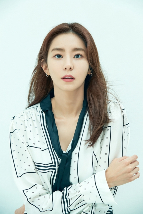 배우 유이가 장희진, 배윤경, 려운 등이 소속된 럭키컴퍼니와 전속계약을 체결했다./사진제공=럭키컴퍼니
