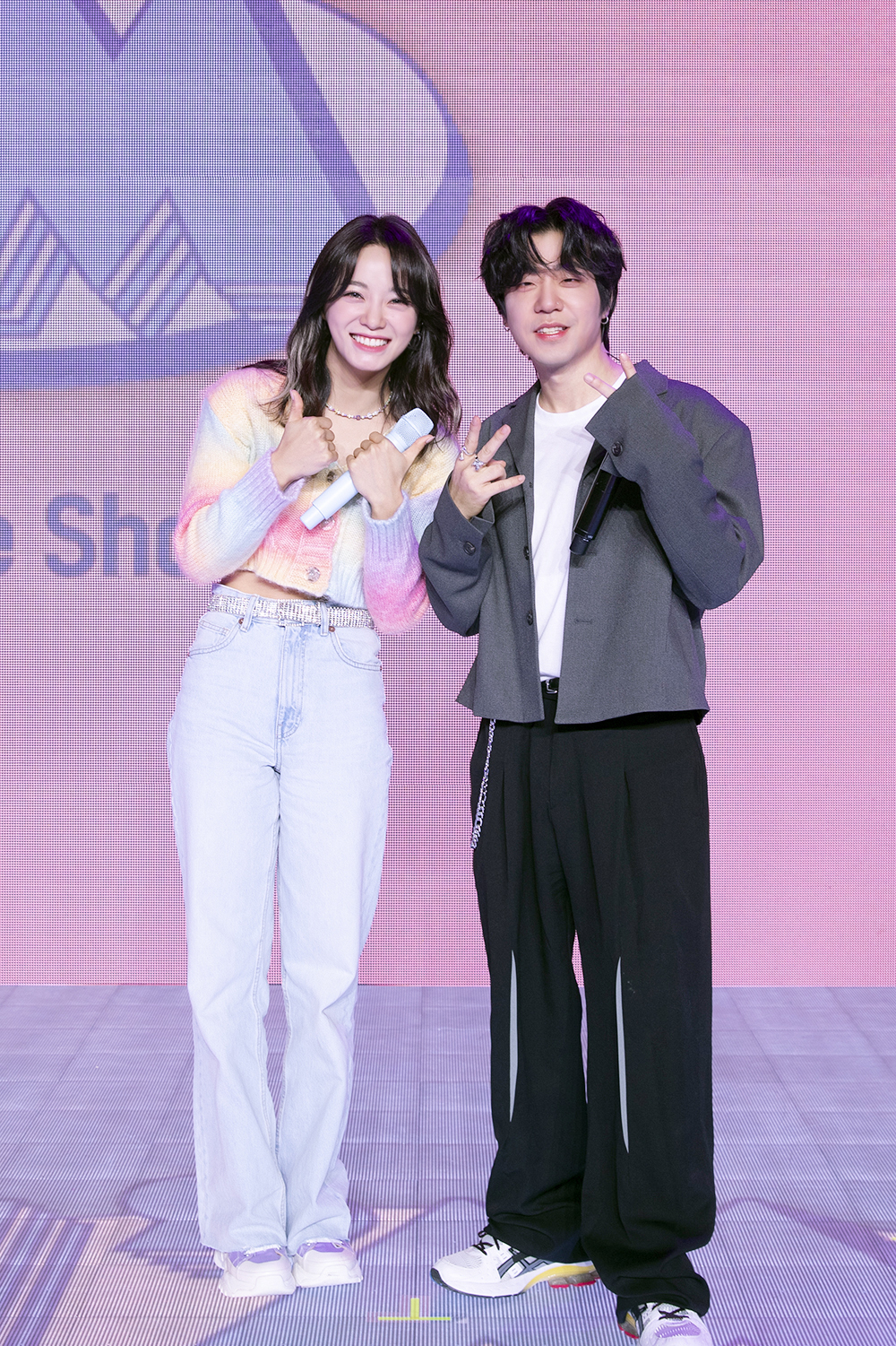 가수 김세정이 29일 오후 온라인으로 진행된 두 번째 미니앨범 'I'm' 발매기념 쇼케이스에서 래퍼 릴보이와 포즈를 취하고 있다. / 사진제공 = 젤리피쉬엔터테인먼트