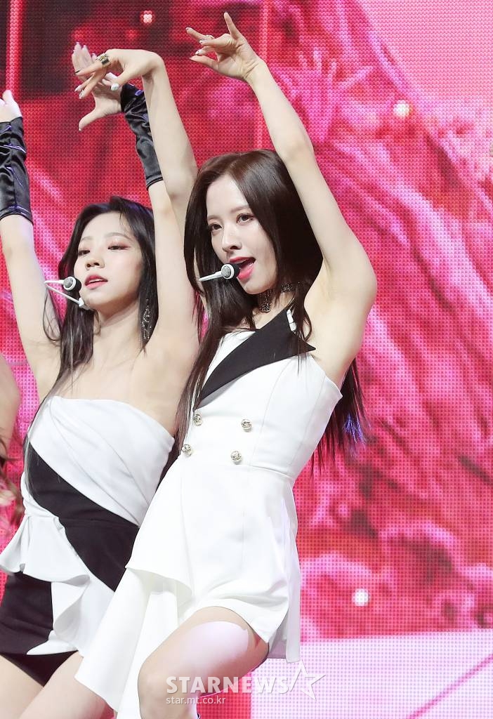 걸그룹 우주소녀 보나가 31일 오후 서울 광진구 광장동 예스24 라이브홀에서 진행된 새 미니앨범 'UNNATURAL'(언내추럴) 발매기념 쇼케이스에서 멋진 무대를 선보이고 있다. 앨범과 동명의 타이틀곡 ‘UNNATURAL’은 좋아하는 사람 앞에서 모든 행동이 어색하게 변해버리는 소녀들의 알쏭달쏭한 마음을 표현한 곡으로, 중독적인 훅과 리드미컬한 비트가 인상적인 업템포의 팝 댄스곡이다. 2021.03.31 /사진=김창현 기자 chmt@