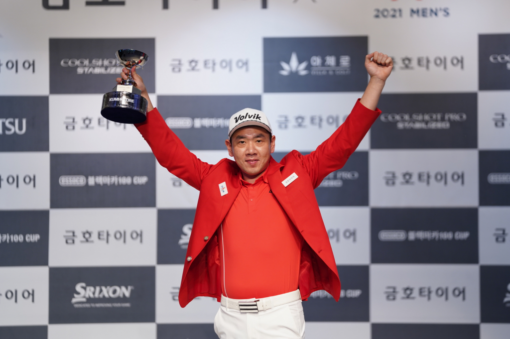 우승자 이성훈이 우승 포즈를 취하고 있다.