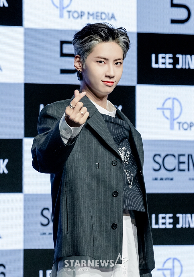 가수 이진혁이 5일 오후 온라인 생중계로 진행된 새 미니앨범 'SCENE 26' 발매 쇼케이스에 앞서 포즈를 취하고 있다. /사진제공 = 티오피미디어 2021.04.05 /사진=이동훈 기자 photoguy@