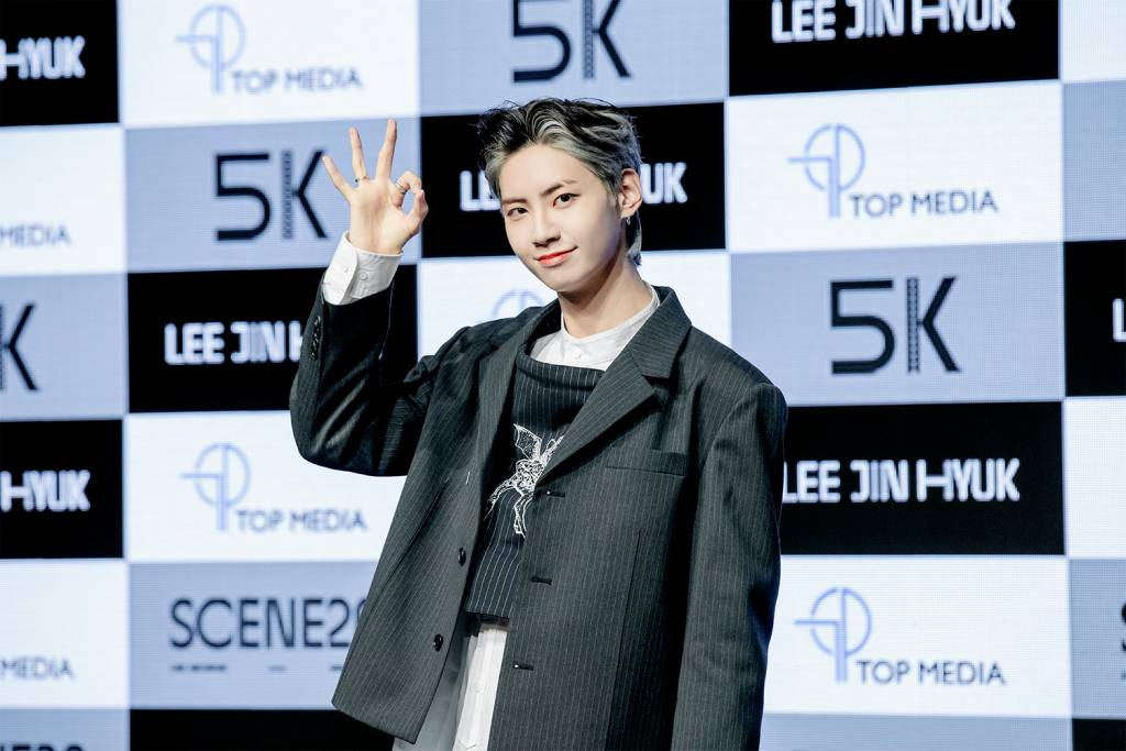 가수 이진혁이 5일 오후 온라인 생중계로 진행된 새 미니앨범 'SCENE 26' 발매 쇼케이스에 앞서 포즈를 취하고 있다. /사진제공 = 티오피미디어