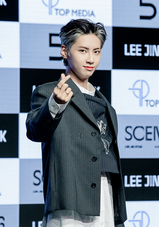 가수 이진혁이 5일 오후 온라인 생중계로 진행된 새 미니앨범 'SCENE 26' 발매 쇼케이스에 앞서 포즈를 취하고 있다. /사진제공 = 티오피미디어
