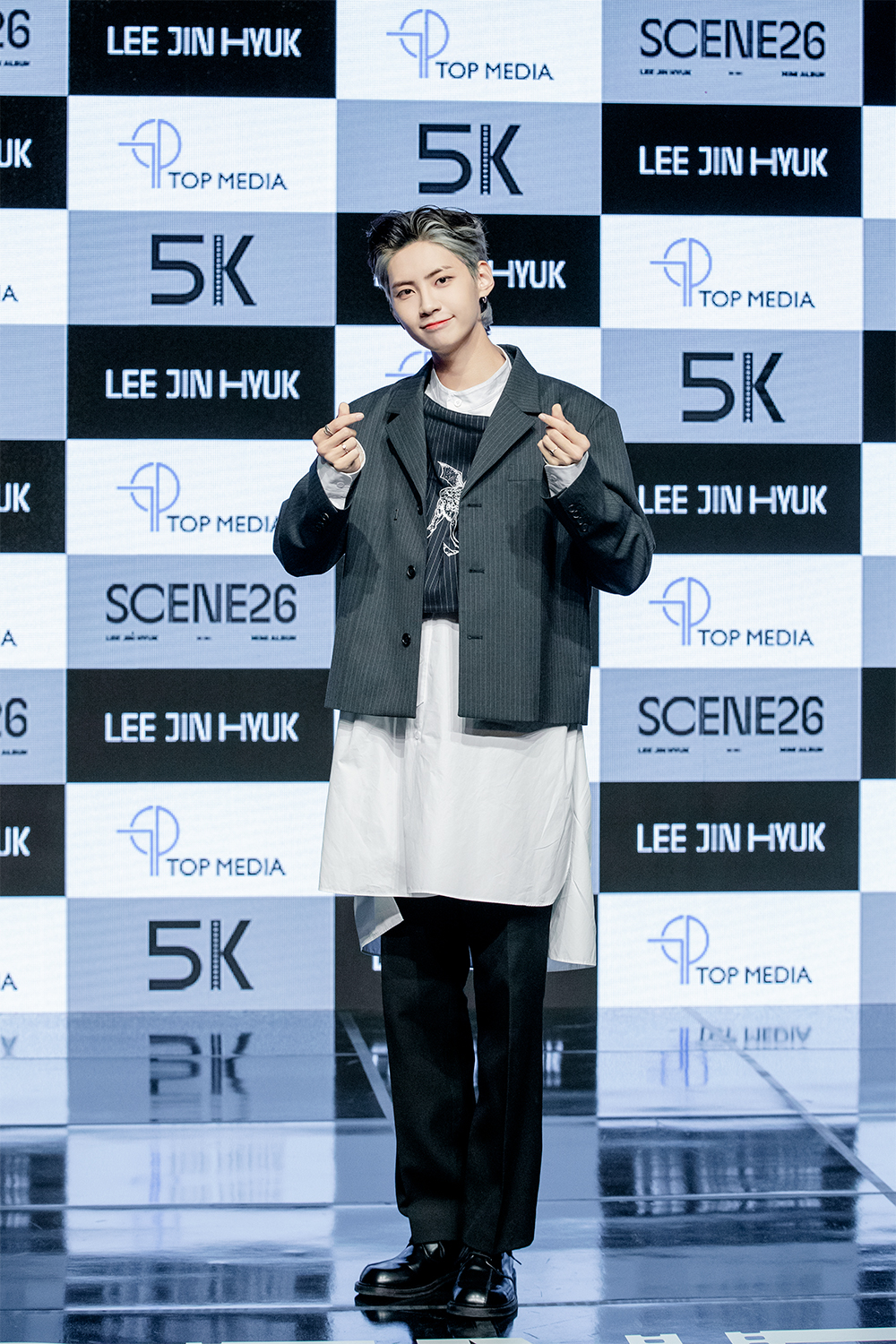 가수 이진혁이 5일 오후 온라인 생중계로 진행된 새 미니앨범 'SCENE 26' 발매 쇼케이스에 앞서 포즈를 취하고 있다. /사진제공 = 티오피미디어  /사진=이동훈 기자 photoguy@