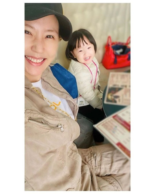 배우 이윤미가 딸의 손끼임 사고가 있었음을 전했다. / 사진=이윤미 인스타그램 캡처