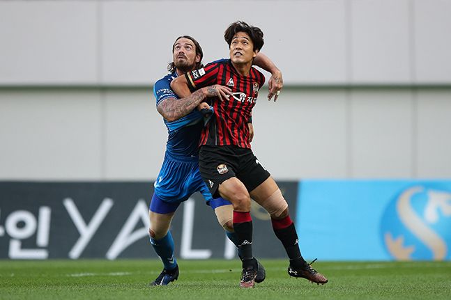 볼 경합 중인 울산 불투이스(왼쪽)와 서울 박주영. /사진=한국프로축구연맹