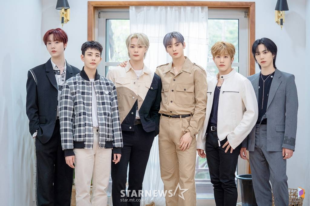 그룹 아스트로가 6일 오전 온라인으로 진행된 두 번째 정규앨범 ‘All Yours’(올 유어스) 발매 기념 쇼케이스에서 포즈를 취하고 있다. '올 유어스'는 정규 1집 'All Light'에 이은 두 번째 ‘All’ 시리즈. '아스트로의 모든 것이 아로하(팬)의 것'이라는 의미와 '아스트로의 모든 것을 보여주겠다'는 포부가 담겼다. / 사진제공 = 판타지오뮤직