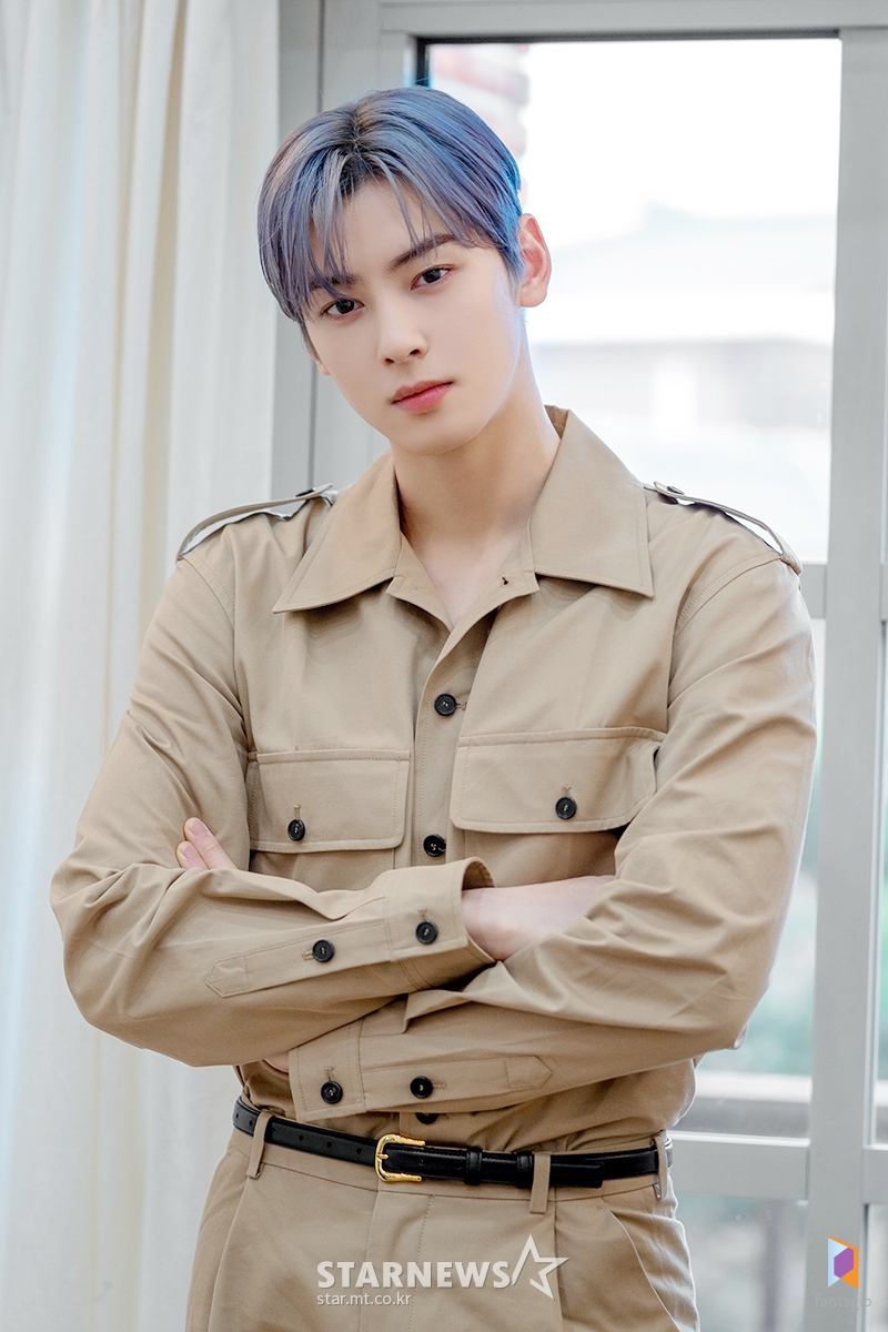 그룹 아스트로 차은우가 6일 오전 온라인으로 진행된 두 번째 정규앨범 ‘All Yours’(올 유어스) 발매 기념 쇼케이스에서 포즈를 취하고 있다. '올 유어스'는 정규 1집 'All Light'에 이은 두 번째 ‘All’ 시리즈. '아스트로의 모든 것이 아로하(팬)의 것'이라는 의미와 '아스트로의 모든 것을 보여주겠다'는 포부가 담겼다. / 사진제공 = 판타지오뮤직