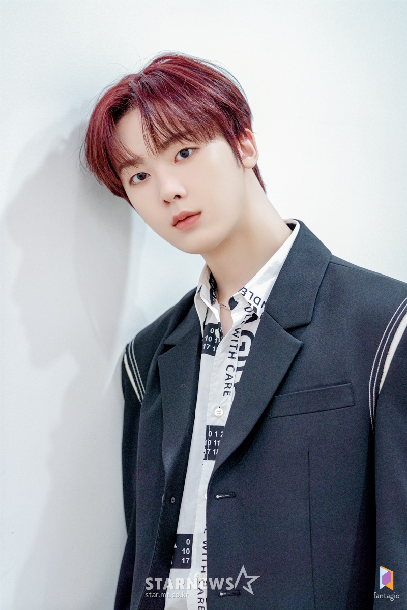 그룹 아스트로 산하가 6일 오전 온라인으로 진행된 두 번째 정규앨범 ‘All Yours’(올 유어스) 발매 기념 쇼케이스에서 포즈를 취하고 있다. '올 유어스'는 정규 1집 'All Light'에 이은 두 번째 ‘All’ 시리즈. '아스트로의 모든 것이 아로하(팬)의 것'이라는 의미와 '아스트로의 모든 것을 보여주겠다'는 포부가 담겼다. / 사진제공 = 판타지오뮤직