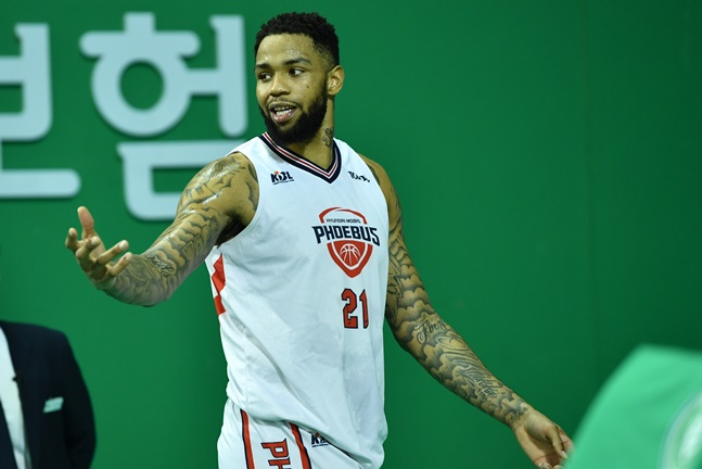 지난 3월 30일 DB전에서 퇴장 당하고 있는 현대모비스 숀 롱. /사진=KBL 제공