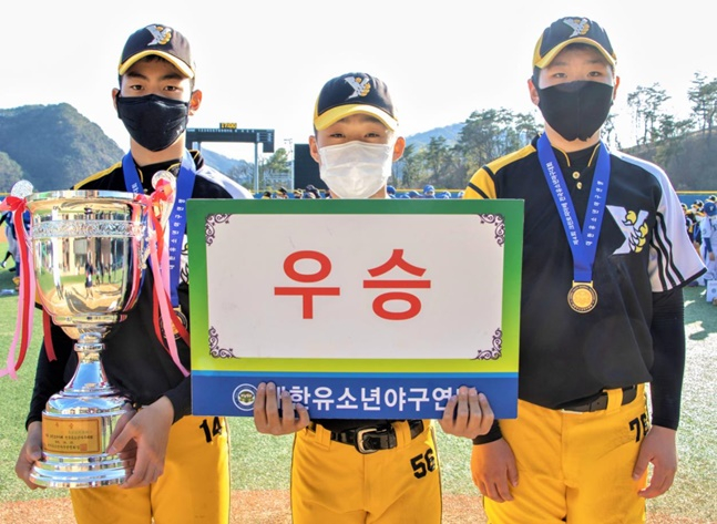 우승을 차지한 경기 남양주야놀유소년야구단 선수들. /사진=대한유소년야구연맹