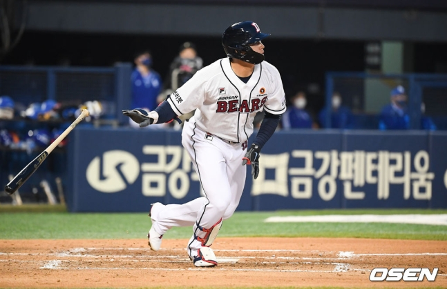 시즌 1호 홈런을 폭발시킨 두산 김재환.