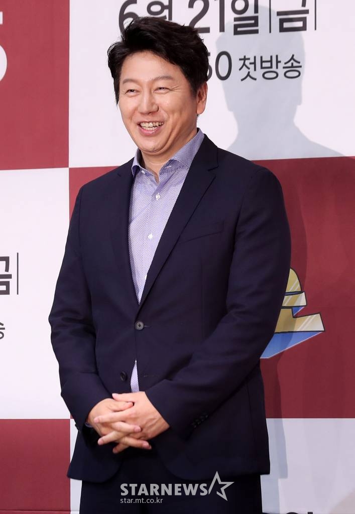 배우 김수로가 허리 디스크 파열 후 근황을 공개했다. /사진=김휘선 기자 hwijpg@