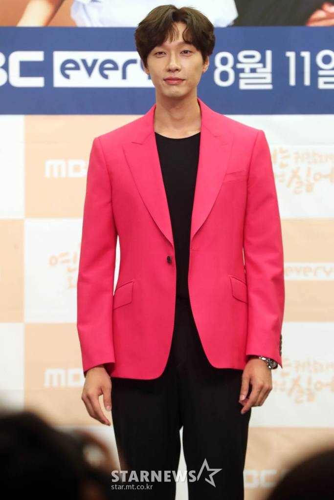 배우 지현우가 KBS 2TV 새 주말드라마 '신사와 아가씨' 출연을 검토 중이다./사진=임성균 기자 tjdrbs23@