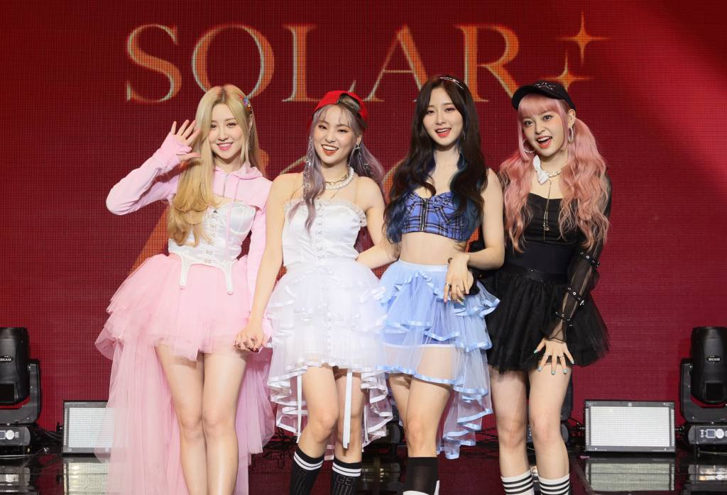 걸그룹 루나솔라(LUNARSOLAR)가 7일 오후 온라인 생중계로 진행된 두번째 싱글 '솔라: 라이즈'(SOLAR : rise) 발매 쇼케이스에서 포즈를 취하고 있다. /사진제공=제이플래닛엔터테인먼트 2021.04.07