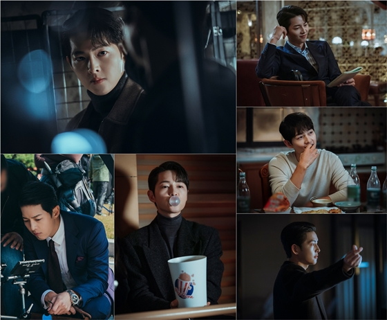 tvN 토일드라마 '빈센조'에서 빈센조 역을 맡은 송중기의 비하인드 컷이 공개됐다./사진제공=tvN 토일드라마 '빈센조'