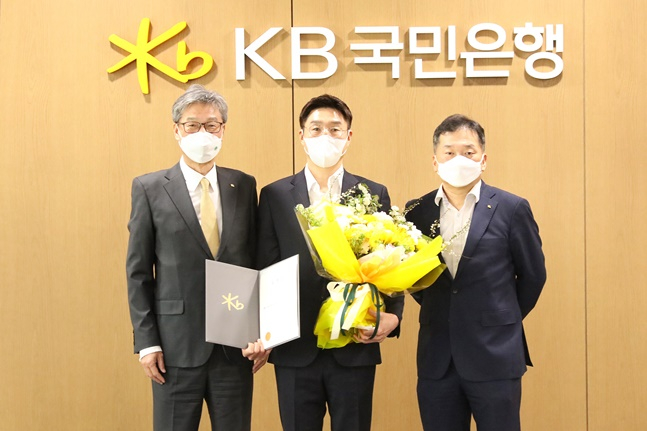 왼쪽부터 허인 은행장, 김완수 감독, 김진영 단장. /사진=KB스타즈