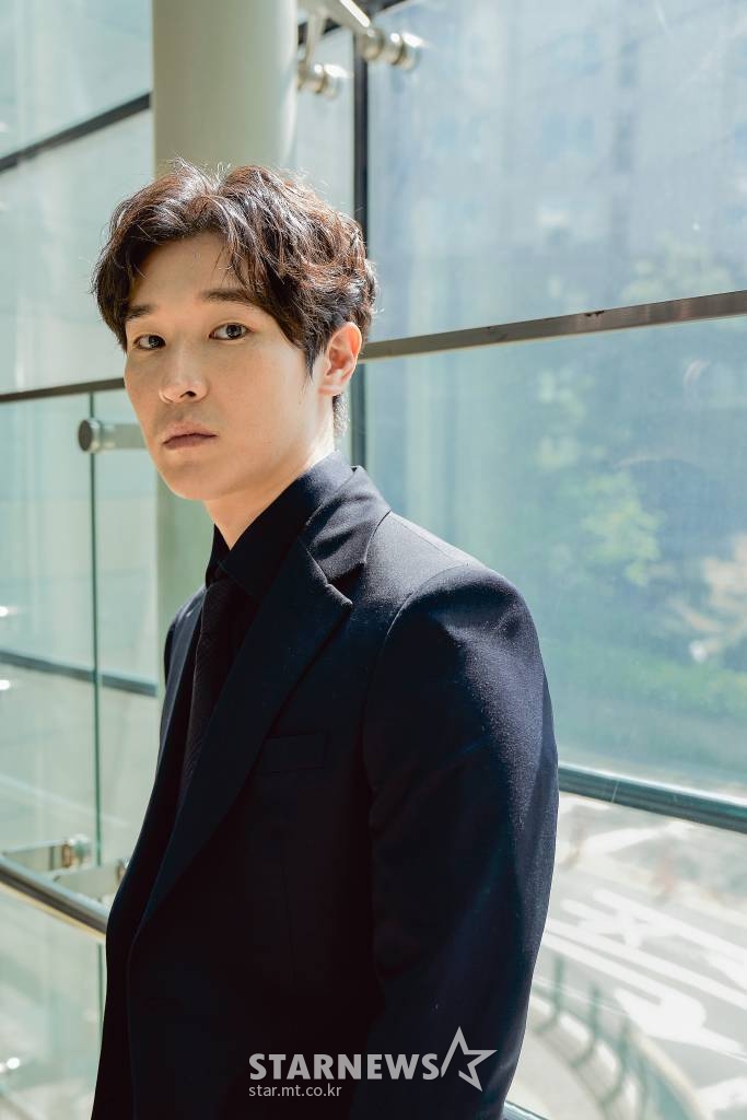 영화 '더스트맨'에서 태산 역을 맡은 배우 우지현이 1일 오전 인터뷰에 앞서 포즈를 취하고 있다. '더스트맨'은 스스로 떠도는 삶을 선택한 태산이 먼지 위에 그림을 그리며 상처를 치유하고 삶의 희망을 찾아가는 영화다. 오는 4월 7일 개봉. / 사진제공 = 트리플 픽쳐스 /사진=김창현 기자 chmt@