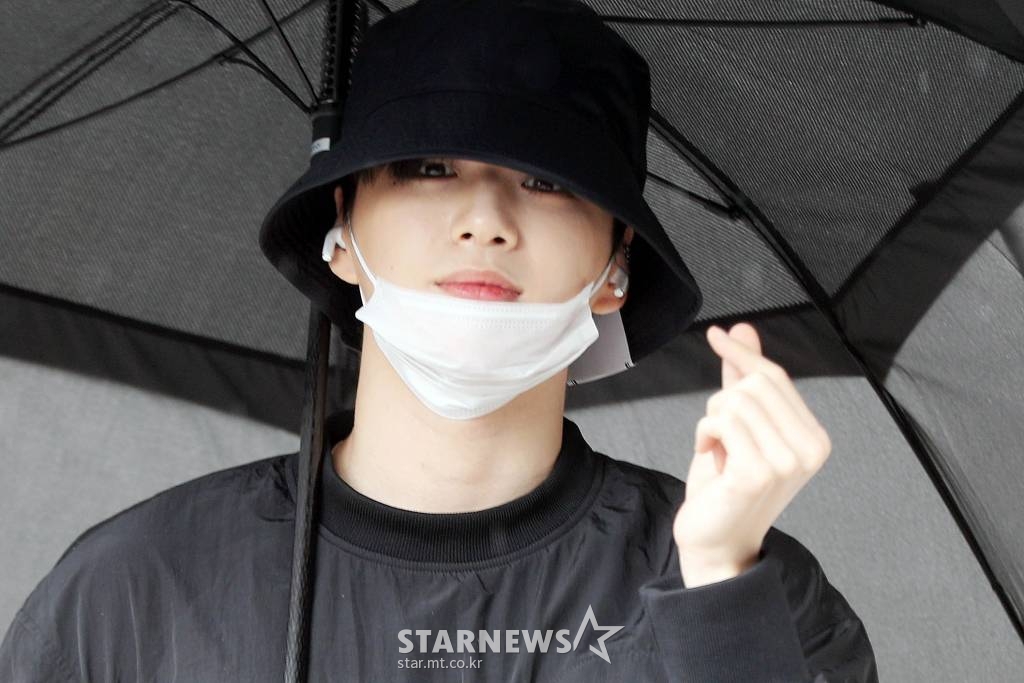 가수 강다니엘이 28일 오전 서울 여의도 KBS별관에서 진행되는 '유희열의 스케치북' 녹화에 참석하기 위해 도착하고 있다. /사진=임성균 기자 tjdrbs23@