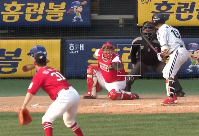 10일 잠실 SSG-LG전. 9회말 2사 만루서 LG 이형종이 SSG 김상수의 바깥쪽 공에 루킹 삼진을 당하고 있다. /사진=MBC 중계화면 갈무리