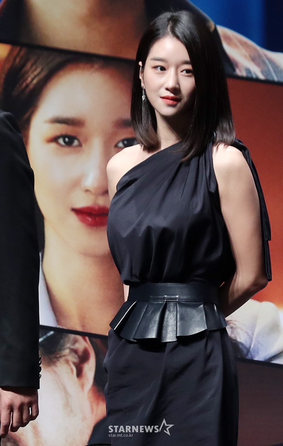 배우 서예지가 '김정현 조종설'에 휩싸인 가운데, 영화 '내일의 기억' 언론배급시사회 및 기자간담회 일정에 불참을 결정했다./사진=김휘선 기자 hwijpg@