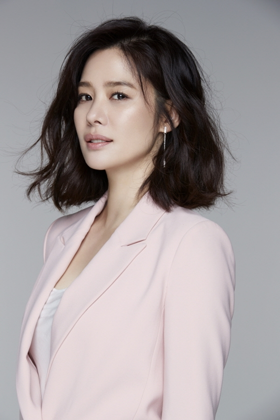 배우 김현주가 소속사 YNK엔터테인먼트와 재계약을 체결했다./사진제공=YNK엔터테인먼트