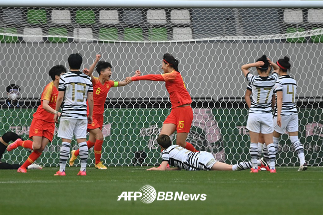 13일 중국 쑤저우에서 열린 도쿄올림픽 여자축구 최종예선 플레이오프 2차전에서 중국에 실점을 내준 직후 모습. /AFPBBNews=뉴스1