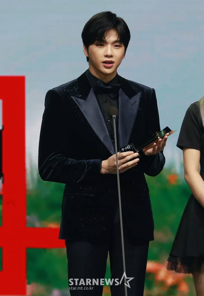 가수 강다니엘이 28일 마이뮤직테이스트로 방송된 2020 Asia Artist Awards(2020 아시아 아티스트 어워즈, 2020 AAA)에서 남자가수 부문 베스트 뮤지션상을 수상한 뒤 소감을 말하고 있다. 스타뉴스가 주최하고 AAA 조직위원회가 주관하는 AAA는 어디에서도 보지 못했던 새로운 무대를 선보이며 전 세계 팬들의 눈과 귀를 사로잡아 명실상부 NO.1 글로벌 시상식으로 거듭났다. /사진=이동훈 기자 photoguy@