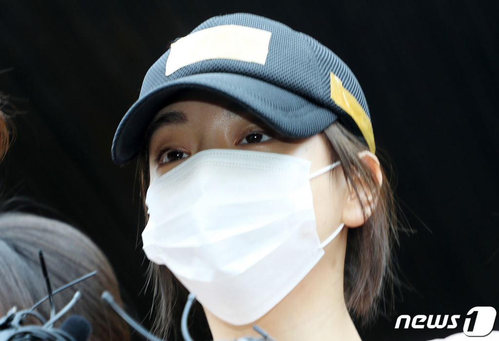 (수원=뉴스1) 조태형 기자 = 필로폰 투약 혐의로 구속된 황하나씨(31)가 12일 오전 경기도 수원시 영통구 수원남부경찰서에서 수원지방검찰청으로 송치되고 있다. 2019.4.12/뉴스1