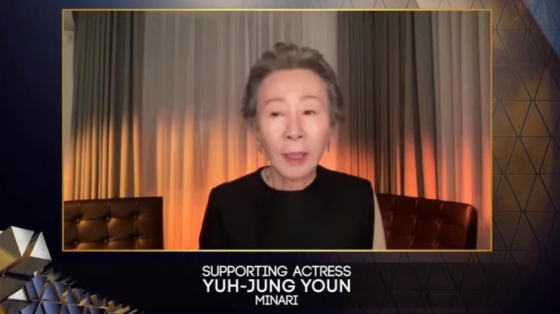 윤여정이 영국 아카데미 시상식에서 한국배우 최초로 여우조연상을 수상했다.