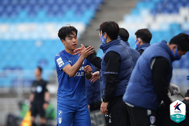 18일 수원월드컵경기장에서 열린 울산현대전에서 프로 데뷔골을 터뜨린 강현묵이 교체된 뒤 코칭스태프들과 인사하고 있는 모습. /사진=한국프로축구연맹