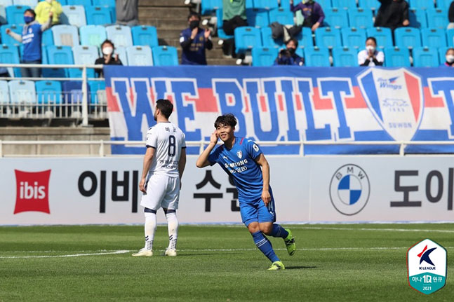 18일 수원월드컵경기장에서 열린 울산현대전에서 데뷔골을 터뜨린 뒤 환호하고 있는 강현묵. /사진=한국프로축구연맹