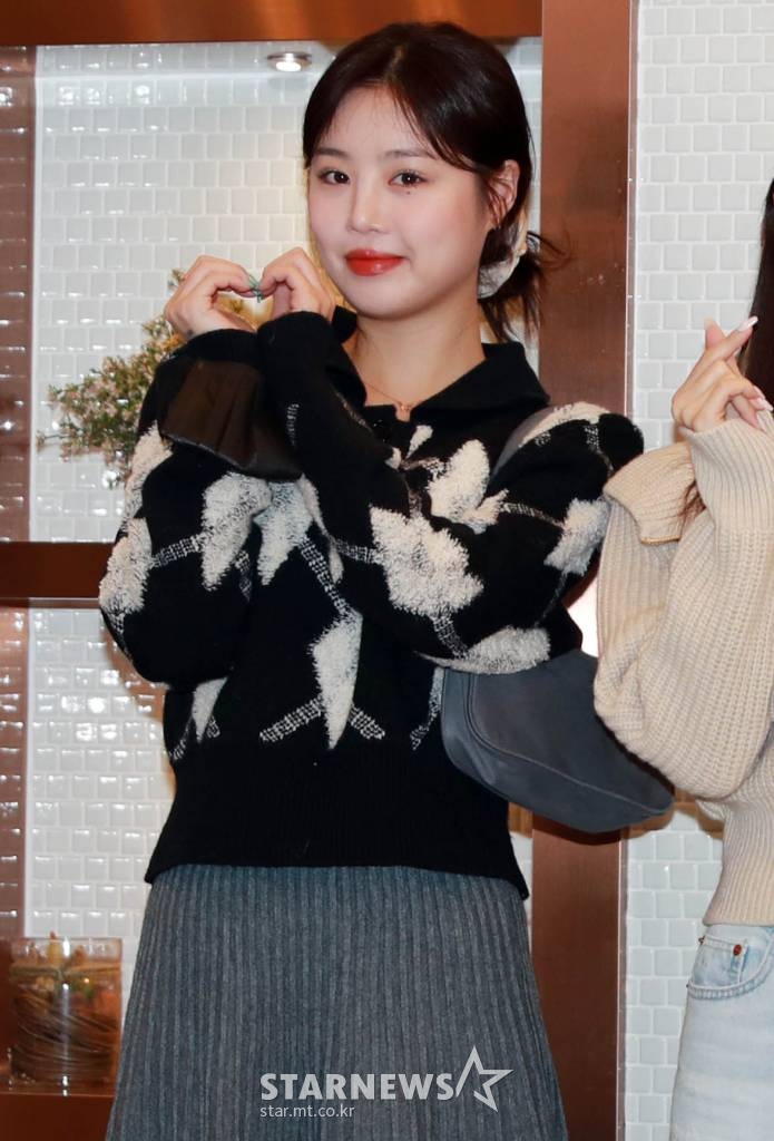 그룹 (여자)아이들 수진이 7일 오후 서울 강남구의 한 카페에서 진행되는 '온라인 팬사인회'에 참석해 포즈를 취하고 있다. /사진=임성균 기자 tjdrbs23@