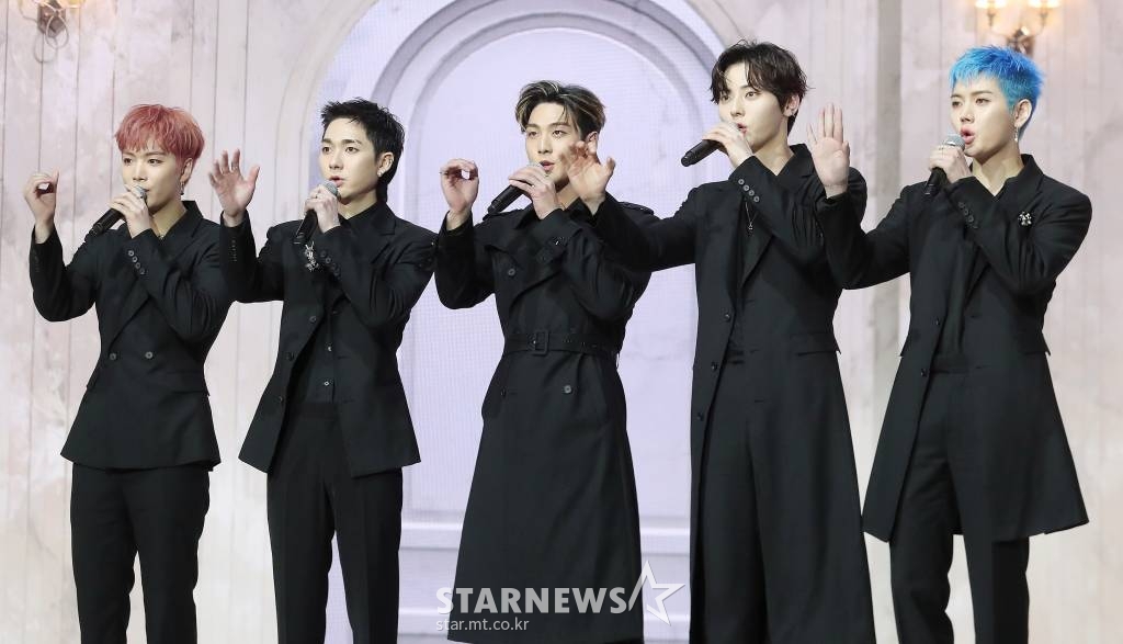 그있다룹 뉴이스트(JR, 아론, 백호, 민현, 렌)가 19일 오후 서울 광진구 광장동 예스24 라이브홀에서 진행된 정규 2집 'Romanticize'(로맨티사이즈) 발매 기념 쇼케이스에서 인사하고 .  뉴이스트의 이번 앨 타이틀곡 'INSIDE OUT'(인사이드 아웃)은 이별을 앞두고 아무렇지 않은 척했으나 자신의 본심을 깨닫고 상대에게 달려가는 모습을 그려낸 칠 하우스(Chill House) 장르의 곡으로, 한마디로 정의할 수 없는 복합적인 감정의 이동을 섬세한 가사로 표현했다. 2021.04.19 /사진=김창현 기자 chmt@