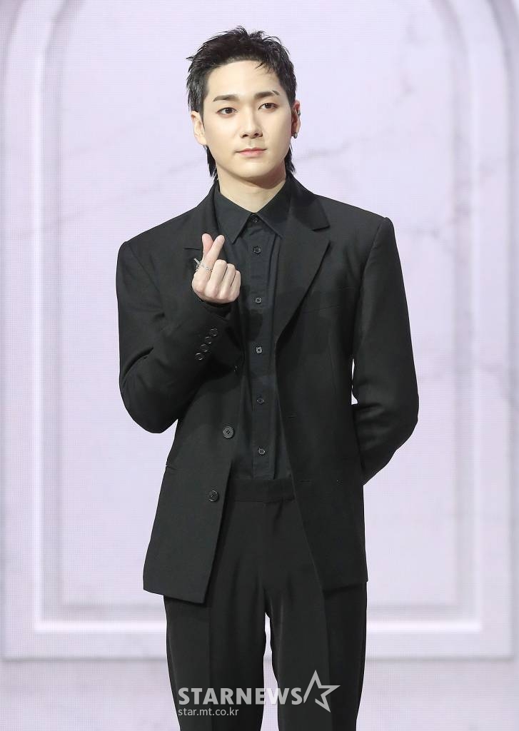 그룹 뉴이스트(NU'EST) 아론이 19일 오후 서울 광진구 광장동 예스24 라이브홀에서 진행된 정규 2집 'Romanticize'(로맨티사이즈) 발매 기념 쇼케이스에서 포즈를 취하고 있다.  뉴이스트의 이번 앨 타이틀곡 'INSIDE OUT'(인사이드 아웃)은 이별을 앞두고 아무렇지 않은 척했으나 자신의 본심을 깨닫고 상대에게 달려가는 모습을 그려낸 칠 하우스(Chill House) 장르의 곡으로, 한마디로 정의할 수 없는 복합적인 감정의 이동을 섬세한 가사로 표현했다. 2021.04.19 /사진=김창현 기자 chmt@