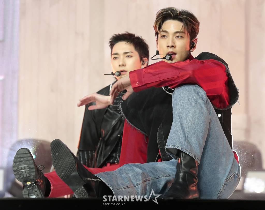 그룹 뉴이스트(NU'EST) 백호가 19일 오후 서울 광진구 광장동 예스24 라이브홀에서 진행된 정규 2집 'Romanticize'(로맨티사이즈) 발매 기념 쇼케이스에서 멋진 무대를 선보이고 있다.  뉴이스트의 이번 앨범 타이틀곡 'INSIDE OUT'(인사이드 아웃)은 이별을 앞두고 아무렇지 않은 척했으나 자신의 본심을 깨닫고 상대에게 달려가는 모습을 그려낸 칠 하우스(Chill House) 장르의 곡으로, 한마디로 정의할 수 없는 복합적인 감정의 이동을 섬세한 가사로 표현했다. 2021.04.19 /사진=김창현 기자 chmt@